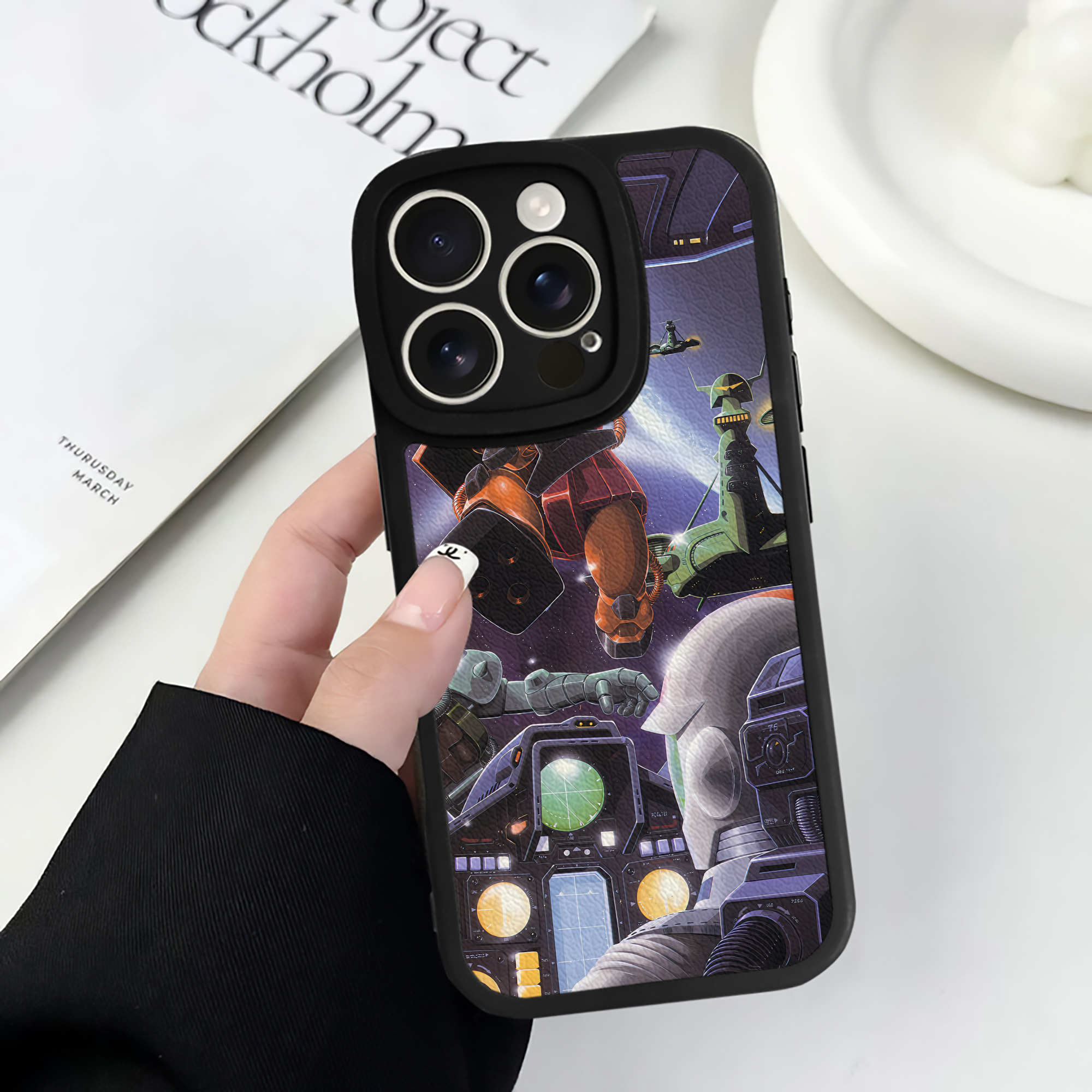 （画像用） 機動戦士ガンダム Mobile Suit Gundam 【iPhone 16シリーズ対応】シリコンスマホケース（レザー調） 材質：シリコン
